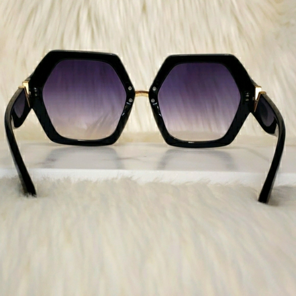 New 🎅 Luxury V Shape Sunglasses - Picture 7 of 8